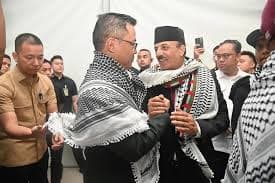 Momen Hangat Menlu Sugiono Dikalungi Kafiyeh oleh Dubes Palestina saat Jemput WNI yang Bebas dari Tahanan Israel