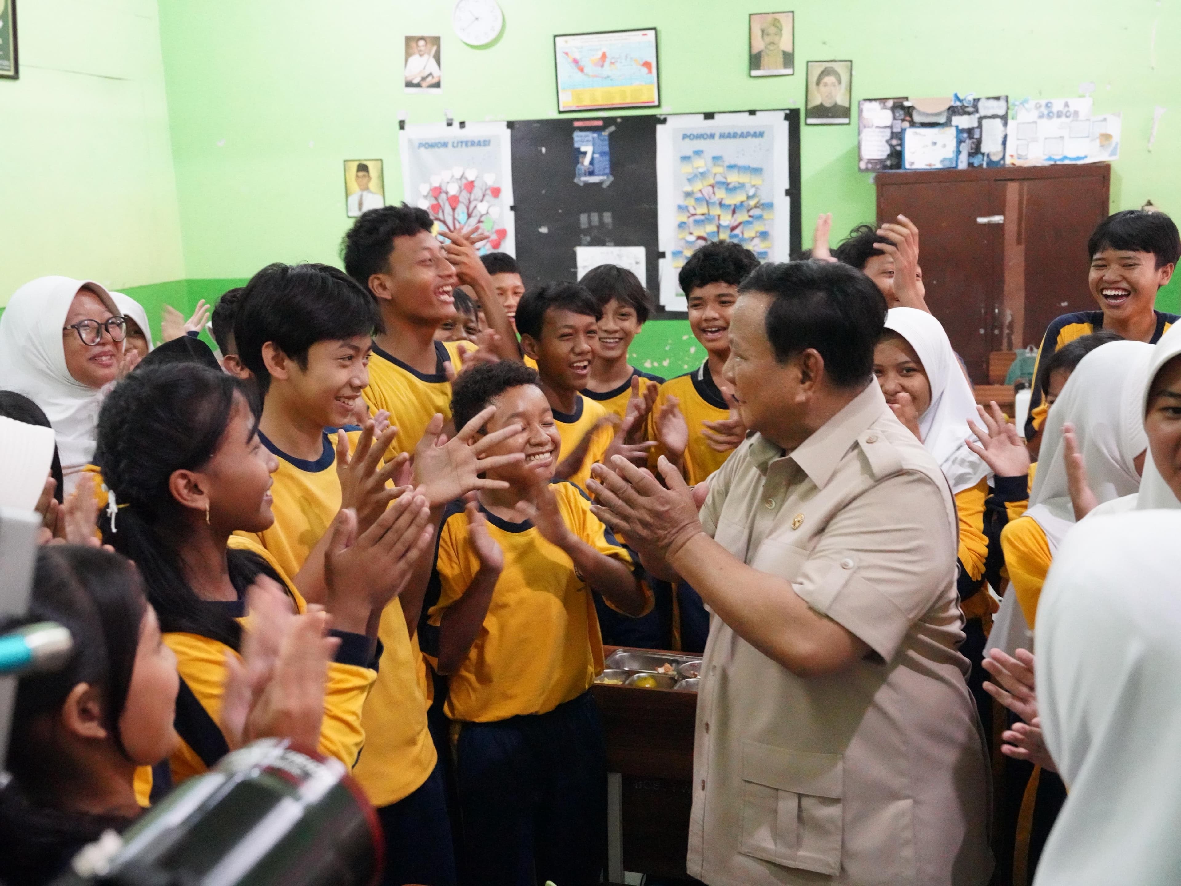 Kala Prabowo Dengarkan Cita-Cita Pelajar SMP 111 Jakarta Barat: Jadi Presiden hingga Bawa Indonesia ke Piala Dunia