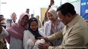 Momen Hangat di RSUD KH. Muhammad Thohir Krui, Prabowo Sapa Bayi hingga Doakan Pasien