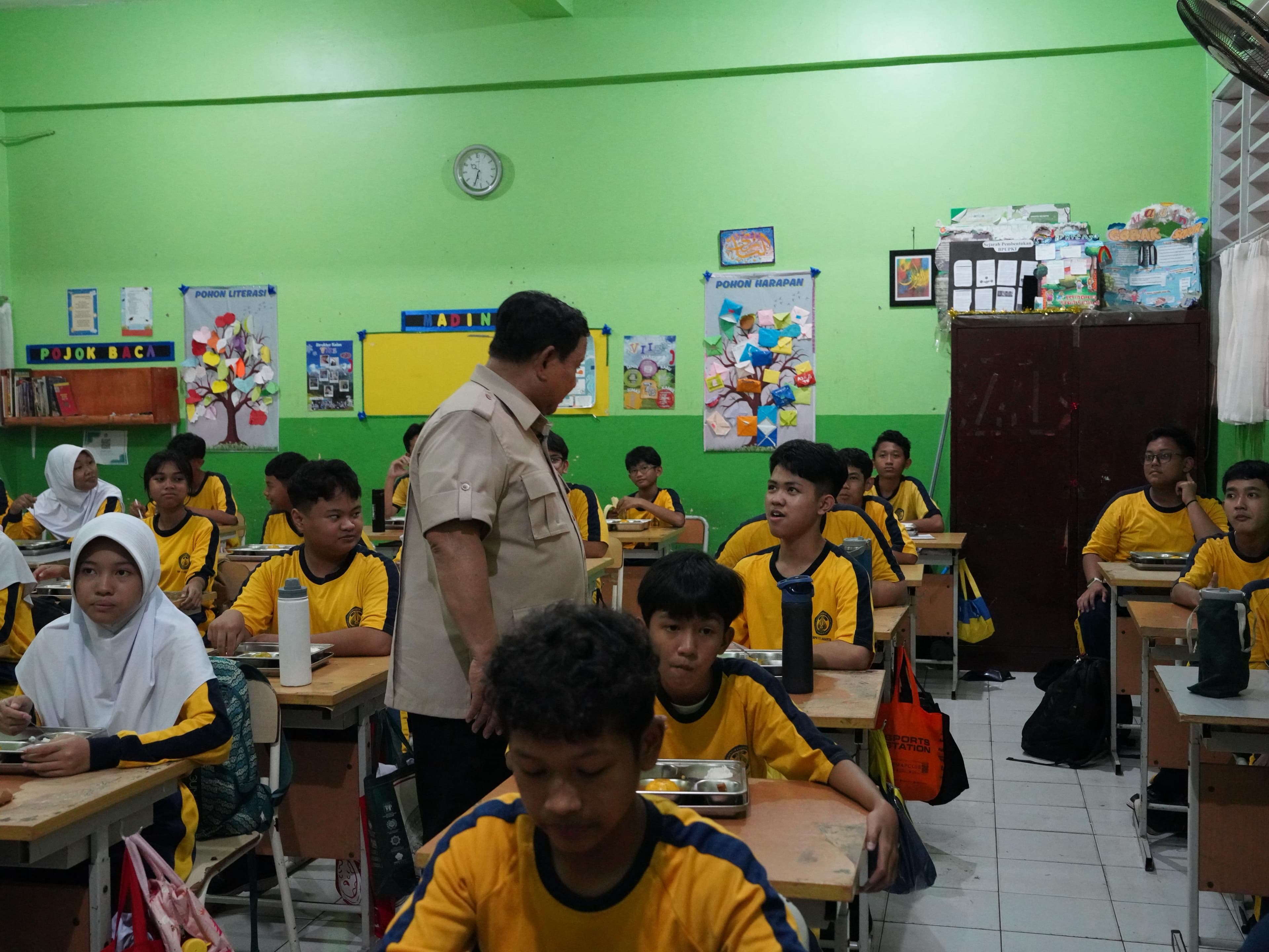 Tinjau MBG di SMPN 111 Jakarta, Prabowo Disambut Sorak Gembira Para Siswa